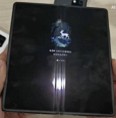 Вид сбоку OPPO Find N6 с невидимой складкой экрана