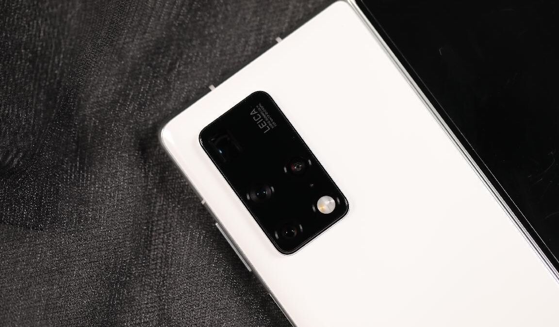 Смартфоны OPPO Reno15 Pro и умные часы Watch S на фоне дизайна