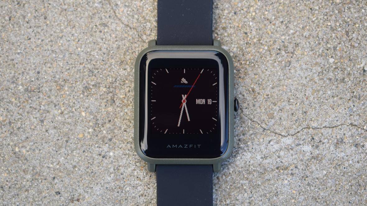Умные часы Amazfit с черным дисплеем и ремешком на запястье