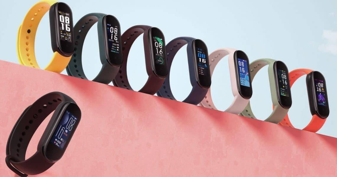 Xiaomi Mi Smart Band 6 одобрен за пределами Китая 7 Разноцветные фитнес-браслеты Xiaomi Mi Smart Band 6 на стенде