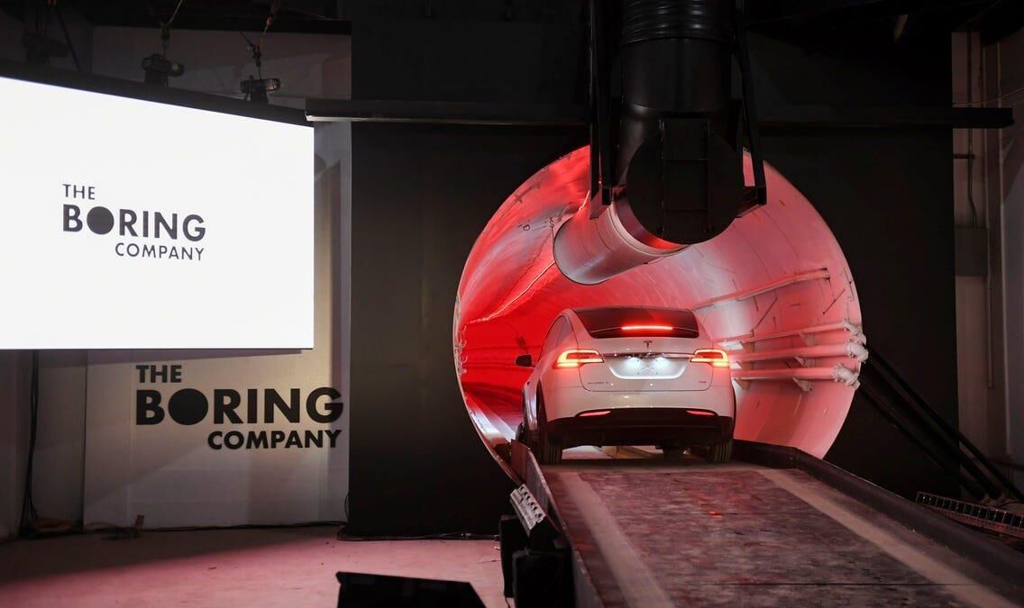 Автомобиль входит в туннель под Майами в лаборатории