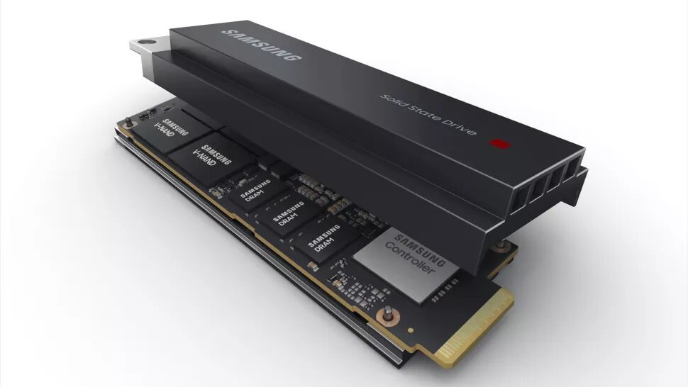 Samsung начинает массовое производство энергоэффективных SSD для ЦОД 2 Вид внутреннего компонента SSD Samsung с чипами памяти и контроллером