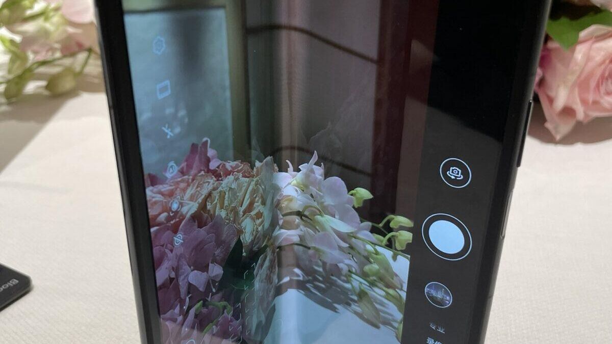 Женщина на рынке с фруктами и овощами OPPO Find N6