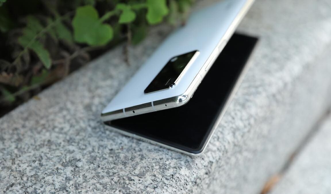 Пользователь держит смартфон OPPO Find N6 с гибким экраном в руке