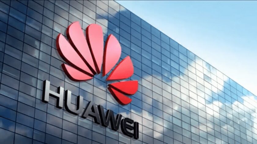 Здание с логотипом Huawei и отражением облаков на стекле