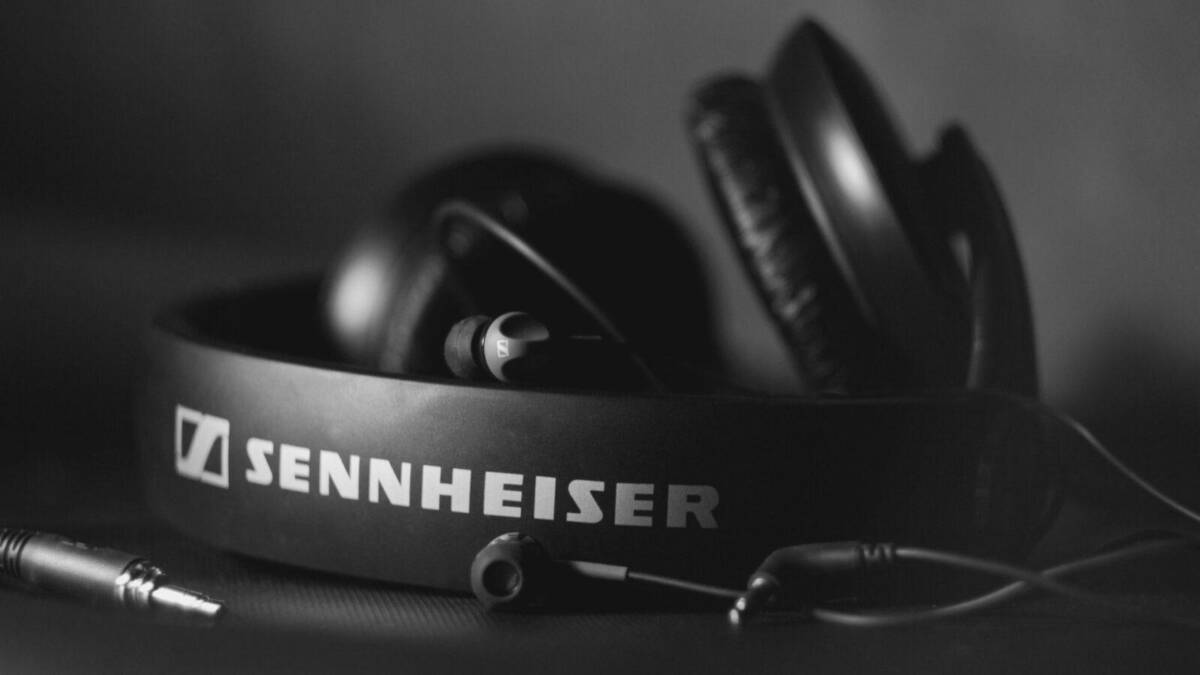 Вакуумные наушники Sennheiser в открытом футляре, фото модели в потребительском аудио-сегменте