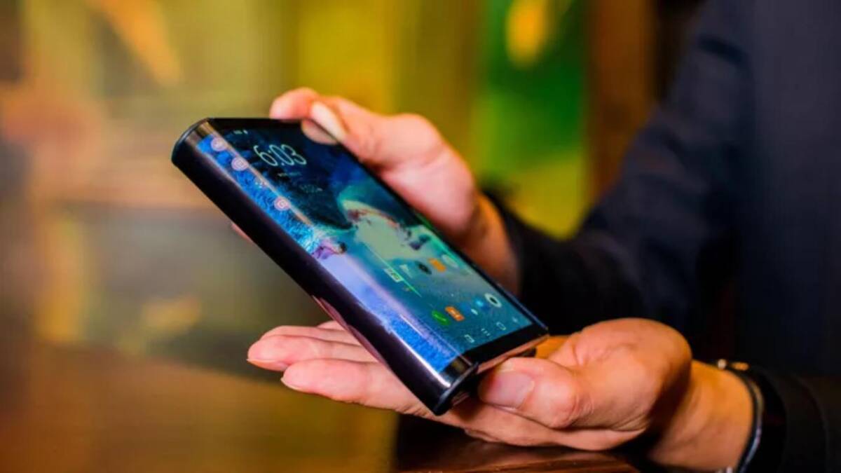 Складной телефон Xiaomi в руке, дисплей включен
