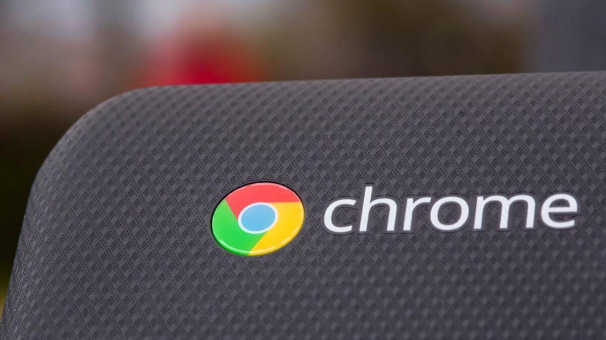 Логотип Google Chrome на задней панели компьютера