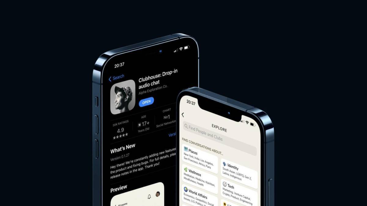 Два iPhone с приложением Clubhouse и App Store на экране, показ загрузок в App Store
