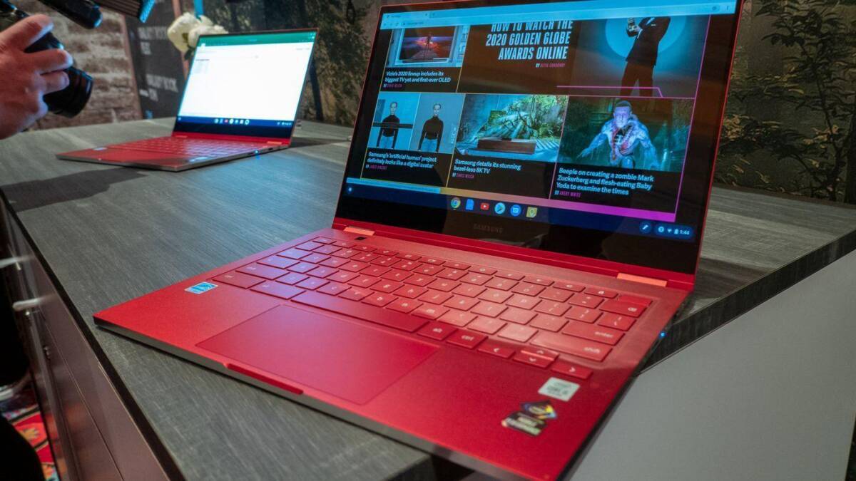 Яркий красный ноутбук Samsung Galaxy Chromebook 2 с клавиатурой и экраном
