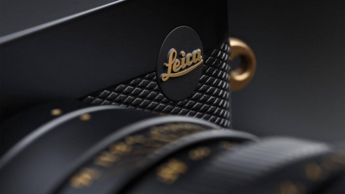 Близкий вид на логотип Leica на черной камере с золотыми деталями