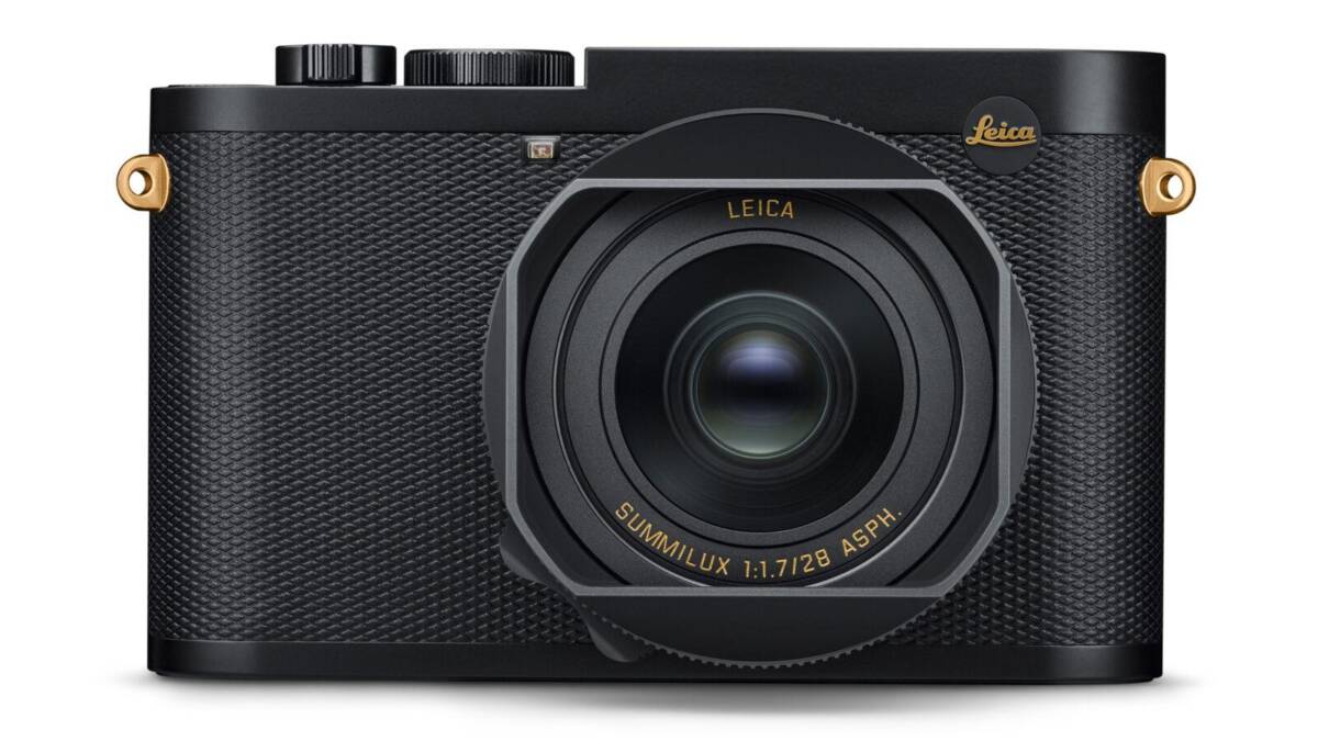 Черная камера Leica Q2 с крупным объективом и золотыми элементами