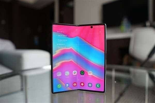 Гибкий складной смартфон Xiaomi с ярким дисплеем