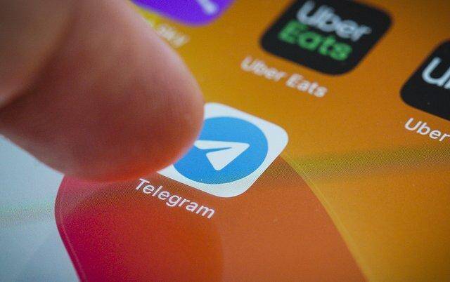 Telegram стал самым популярным приложением в мире 6 Иконка приложения Telegram на экране смартфона крупным планом