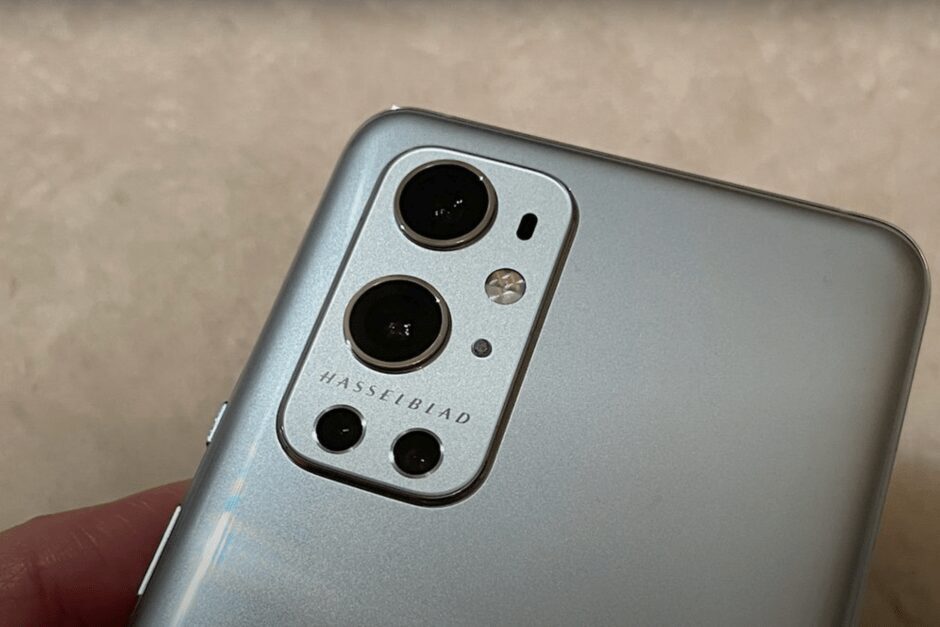 Задняя часть смартфона OnePlus 9 Pro 5G с камерой Hasselblad