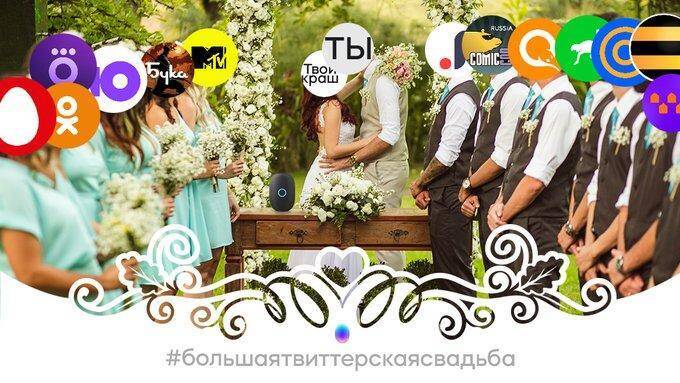 Молодожены целуются на фоне цветочной арки на свадьбе