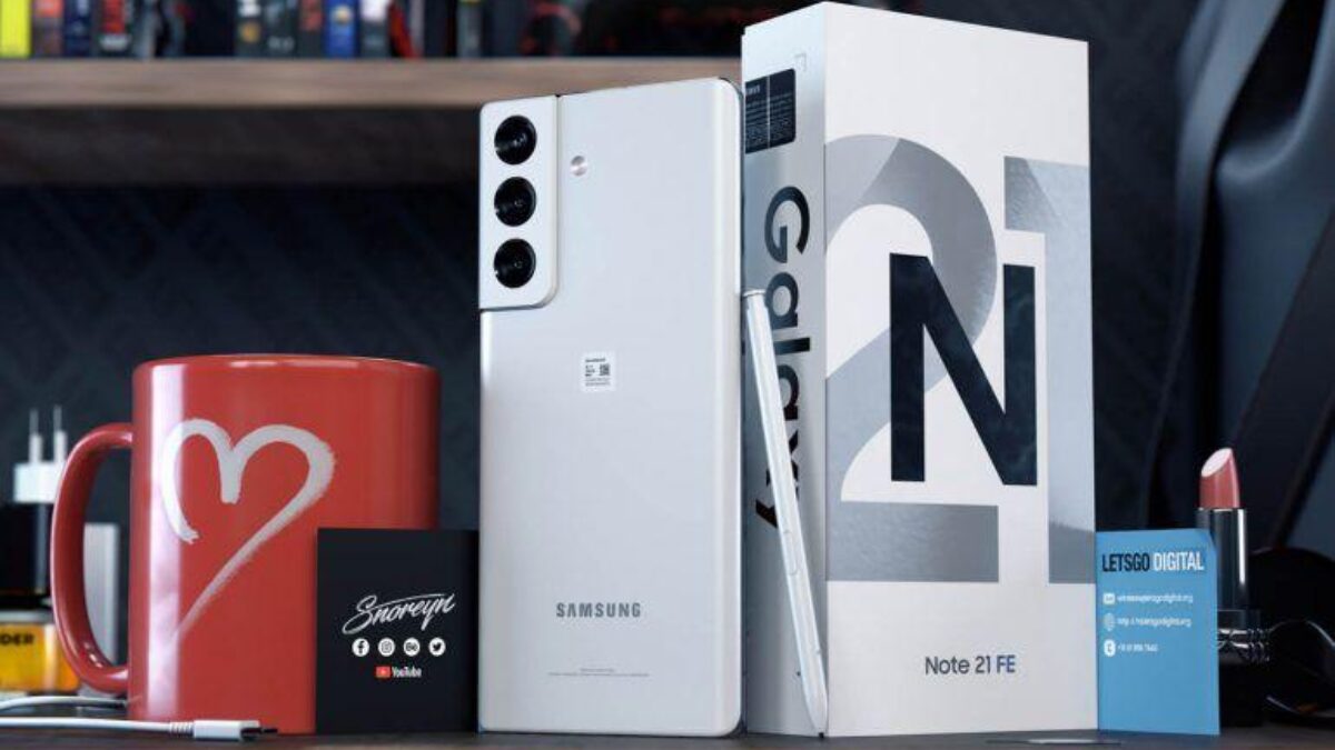 Распаковка Samsung Galaxy Note 21 FE, смартфон на столе с коробкой и стилусом