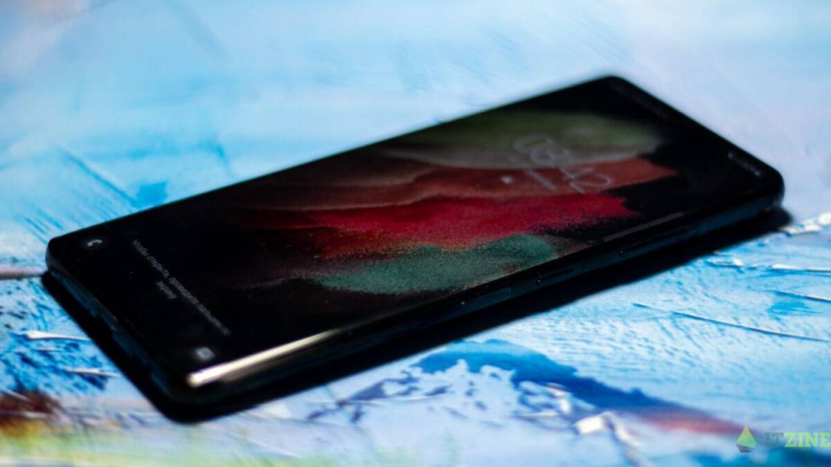 Задняя часть iPhone 12 в защитном чехле Moshi Altra