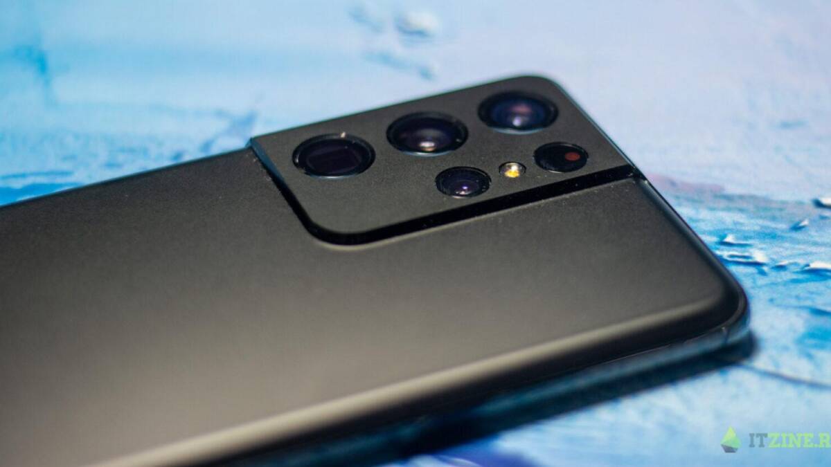 Задняя часть iPhone 12 в чехле Moshi Altra с текстурой