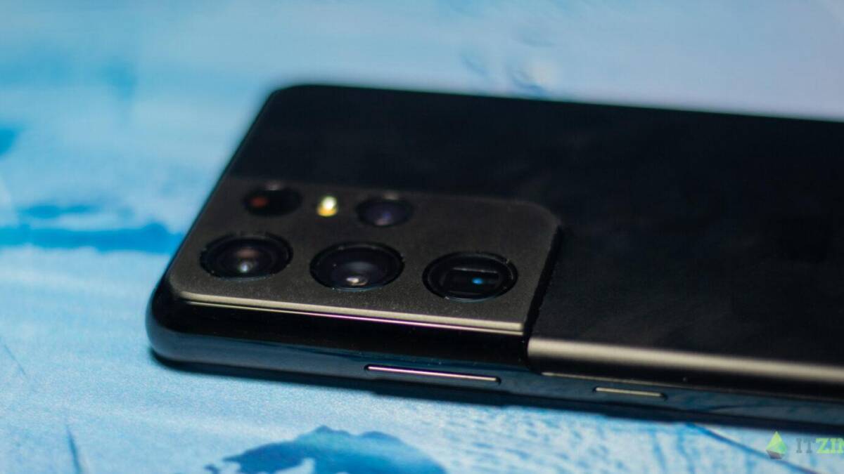 Защитный чехол Moshi Altra для iPhone 12 на поверхности