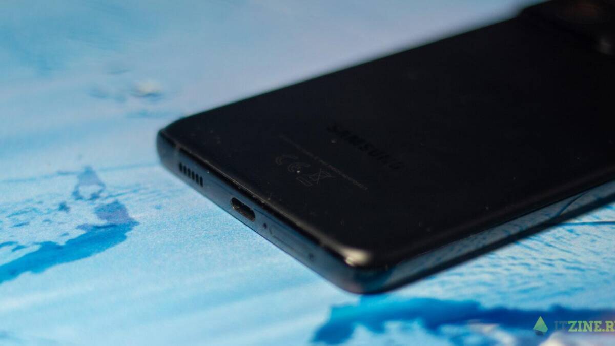 Боковая часть iPhone 12 в чехле Moshi Altra и iGlaze