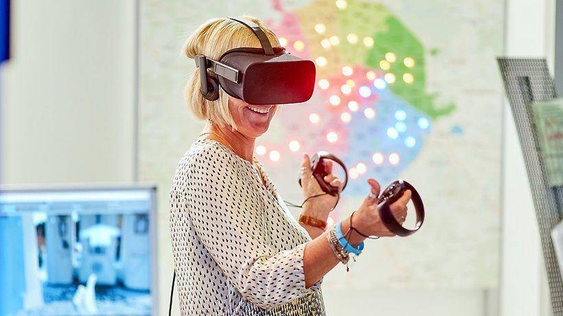 Женщина в VR на iPhone: пользователь запускает приложения Google на iOS и смотрит виртуальную реальность