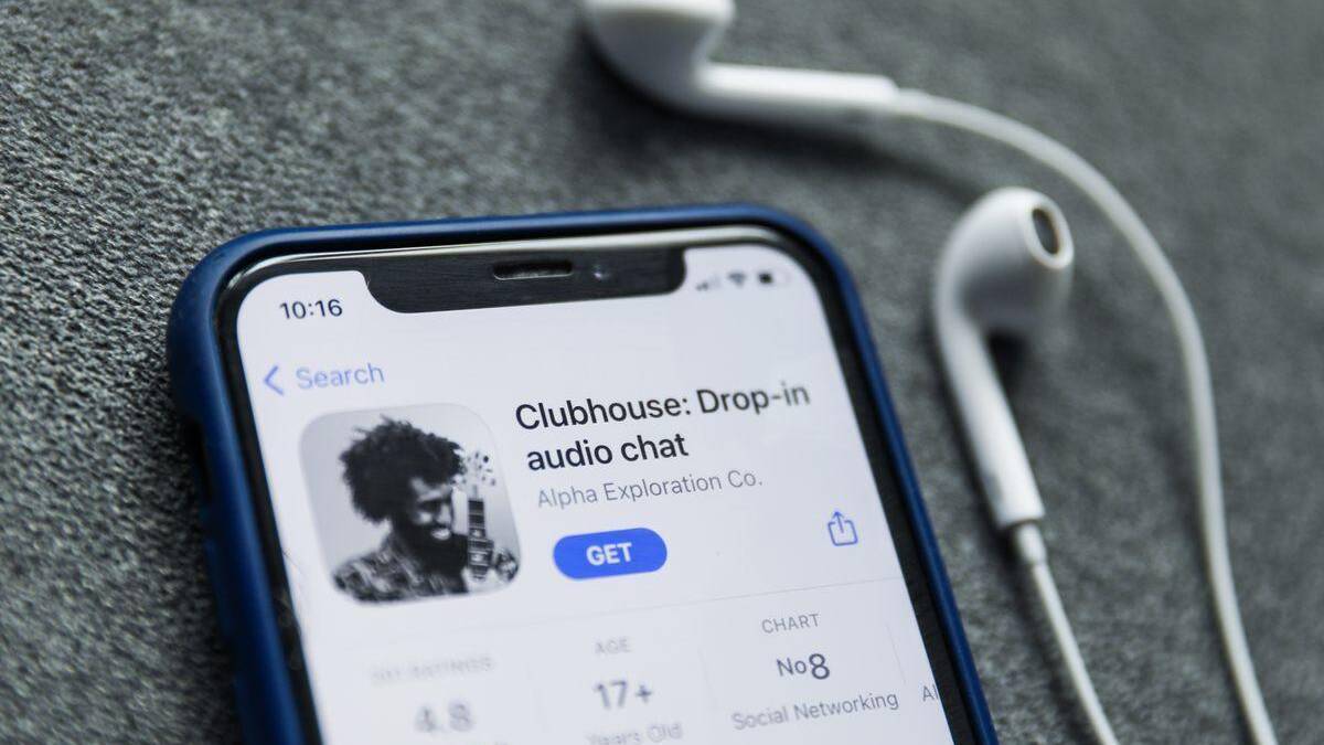 Приложение Clubhouse: что это такое и как получить инвайт в приложение, которое использует Илон Маск? 12 Смартфон с открытым приложением Clubhouse и наушники