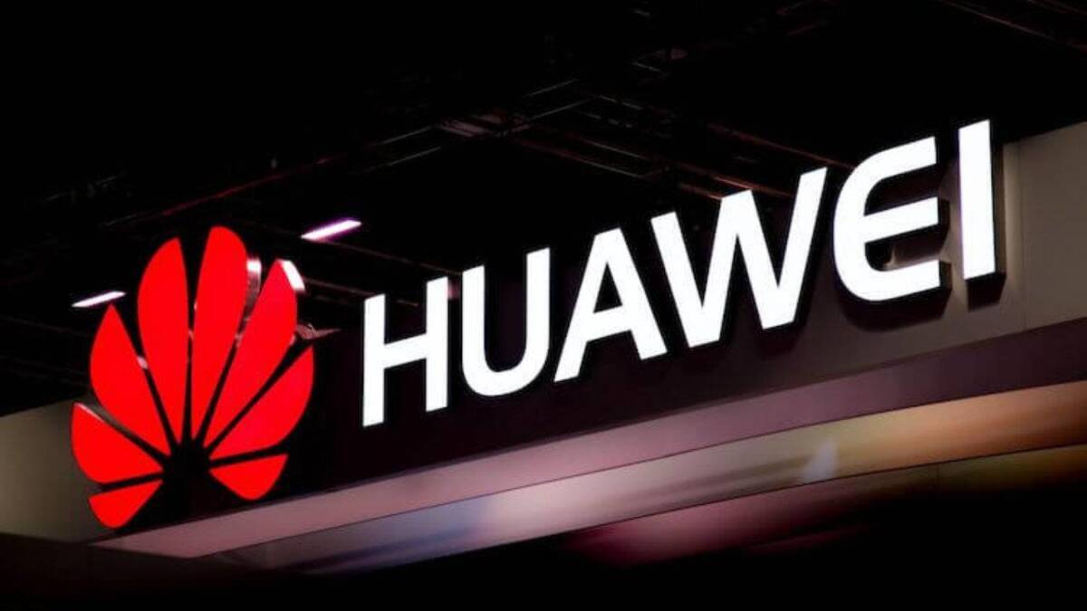 Логотип Huawei на вывеске с названием бренда и фирменным символом цветка