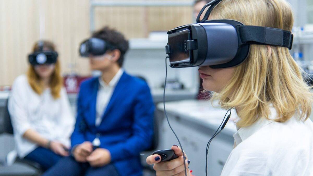 Москва стала призером международного конкурса Quality Innovation Award 5 Женщина в наушниках виртуальной реальности в офисе
