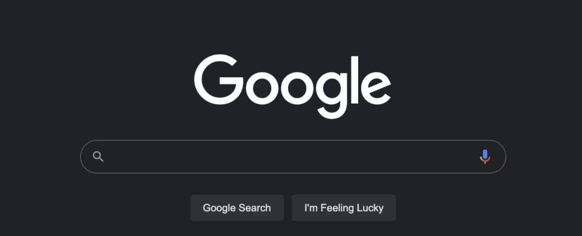 Главная страница поисковой системы Google в тёмной теме на компьютере
