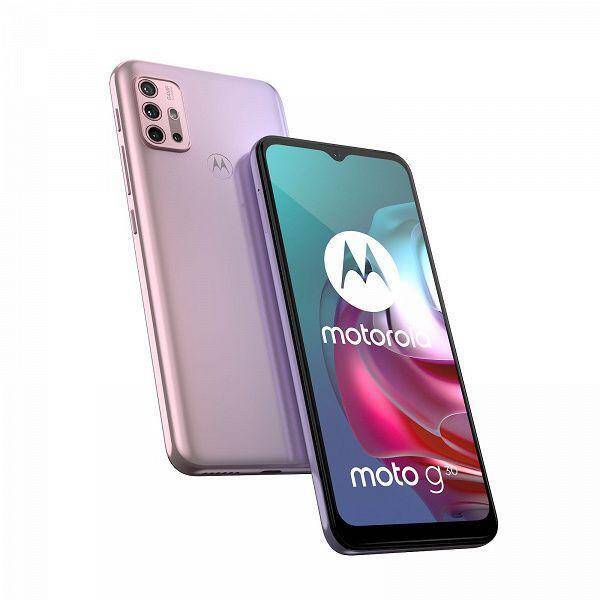 Красный смартфон Motorola Edge 50 Neo на деревянном столе