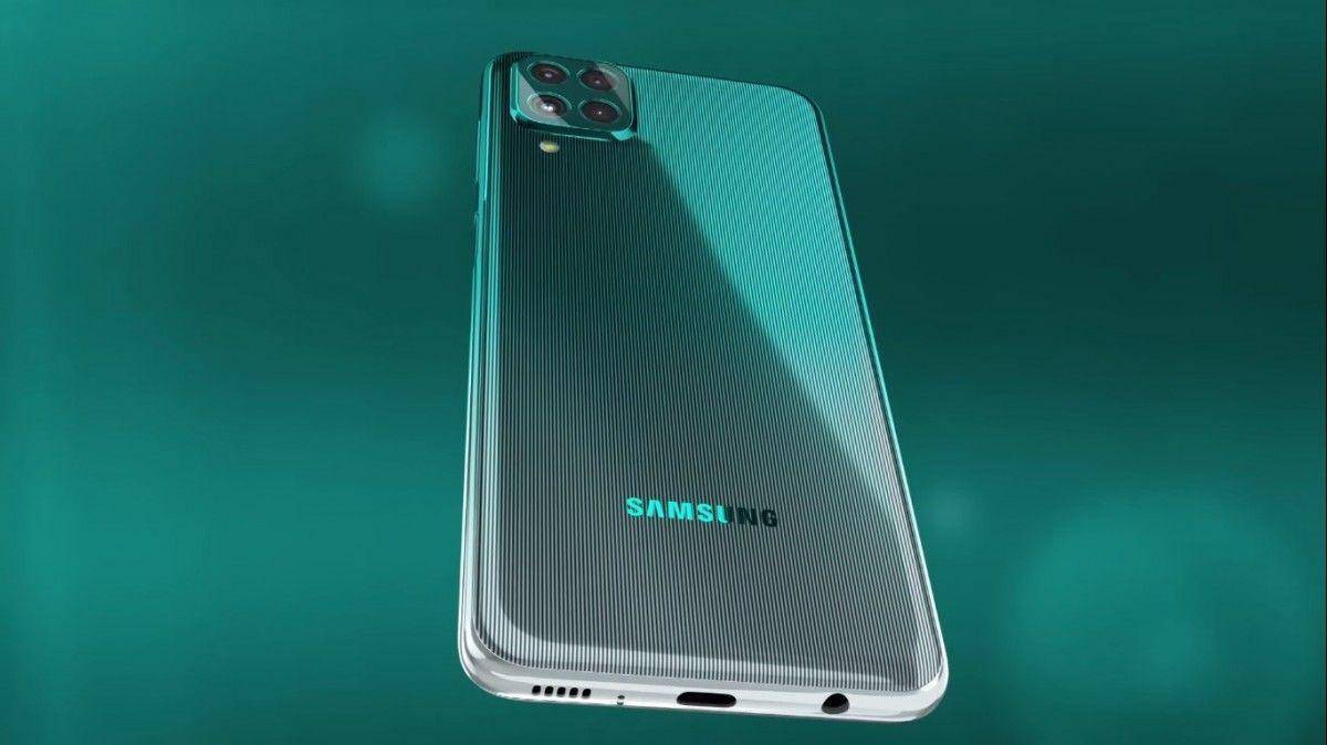 Задняя панель смартфона Samsung Galaxy F62 с тремя камерами и текстурированным дизайном