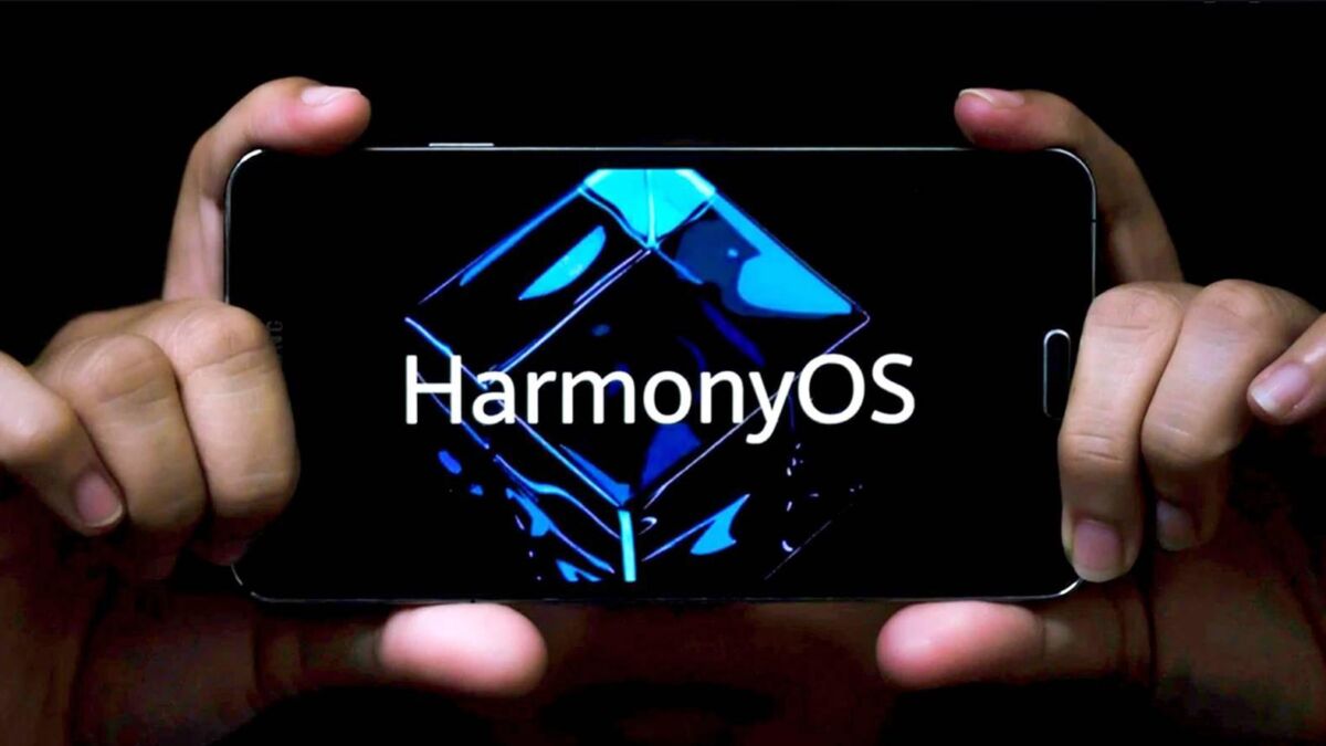 Смартфон Huawei P50 на презентации с интерфейсом HarmonyOS, демонстрация новой оболочки