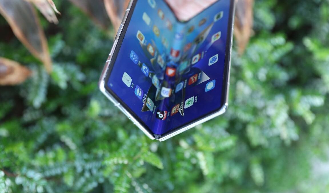 Складной смартфон Huawei Mate X2 с раскрытым экраном