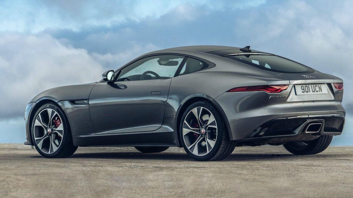 Jaguar F-Type 2021: серый спортивный автомобиль с аэродинамическими линиями кузова