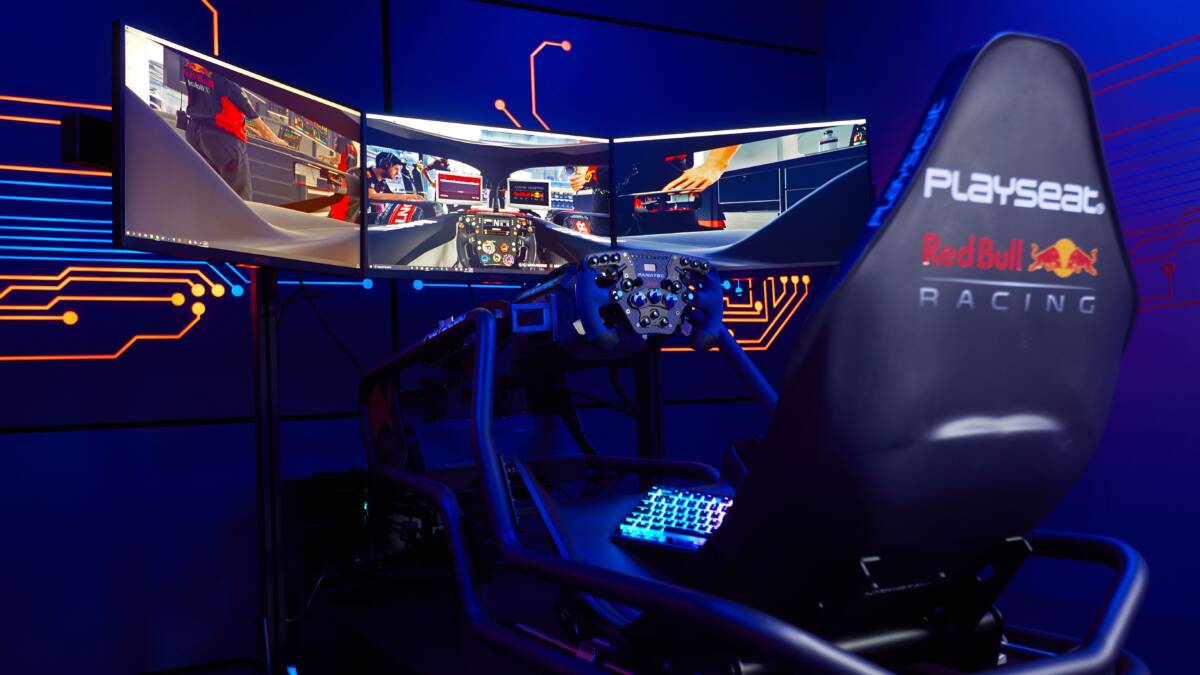 Имитатор гоночной кабины Playseat Red Bull Racing с тремя мониторами и рулевым управлением