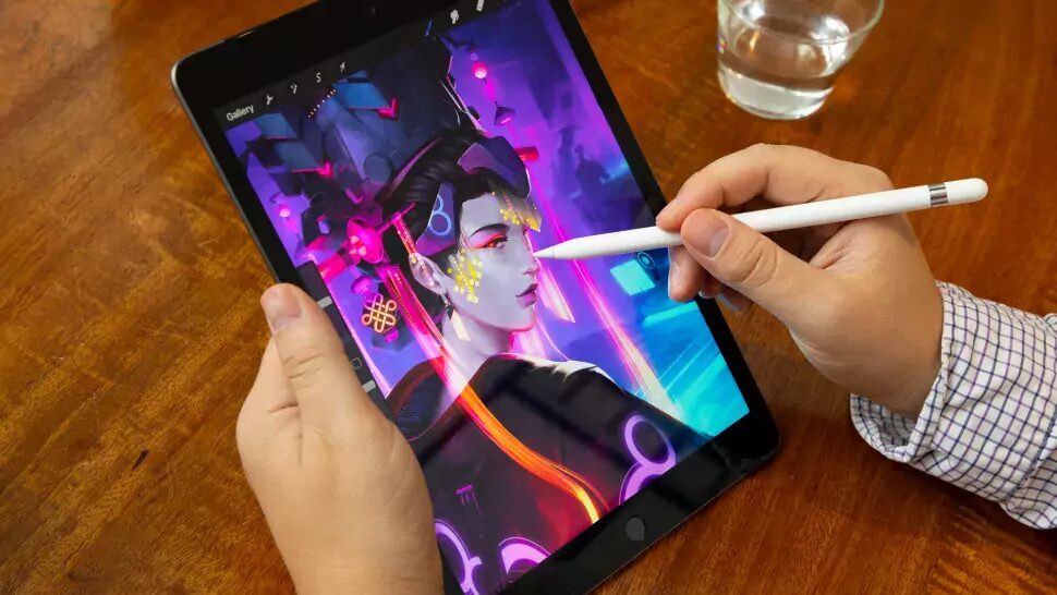 Планшет Xiaomi с графическим изображением на экране и стилусом в руке человека