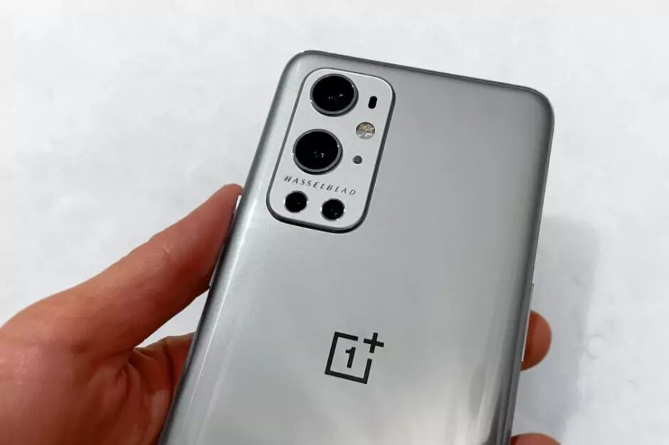 Задняя камера OnePlus 9 Pro 5G с двумя объективами и логотипом Hasselblad