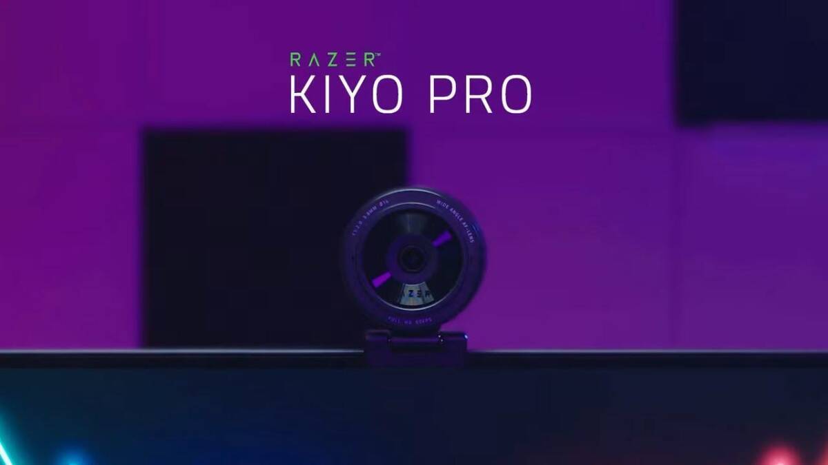 Веб-камера Razer Kiyo Pro на фоне цветной подсветки