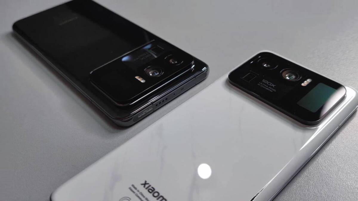Два смартфона Xiaomi Mi 11 Ultra с дополнительным дисплеем на лицевой панели