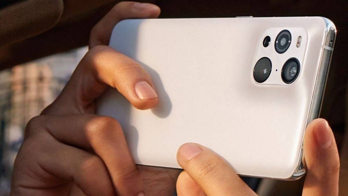 В сеть слили живые фото Oppo Find X3, напоминающие iPhone 12 5 Руки держат смартфон Oppo Find X3 с камерой сзади