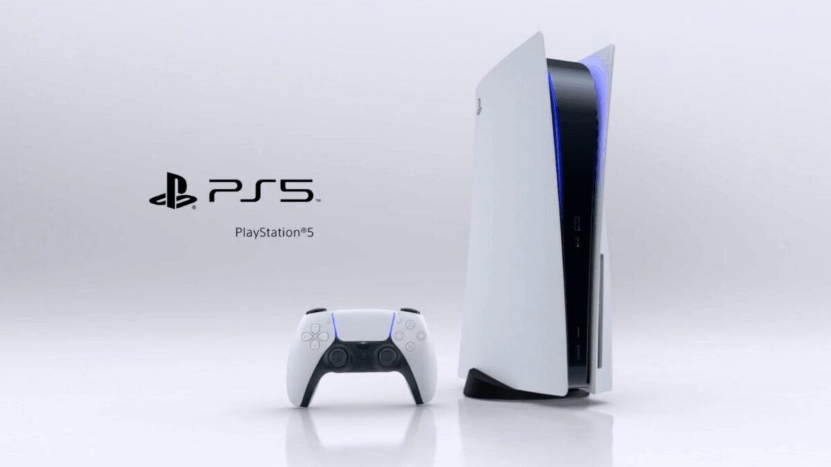 Игровая консоль PlayStation 5 с белым корпусом и контроллером