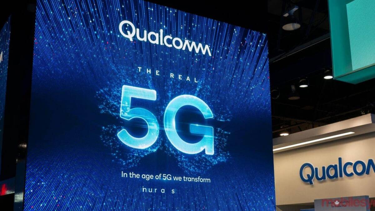 Экран с логотипом Qualcomm 5G и яркими онлайн-эффектами
