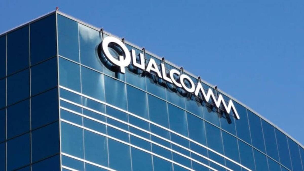 Здание с фасадом из стеклянных панелей и логотипом Qualcomm