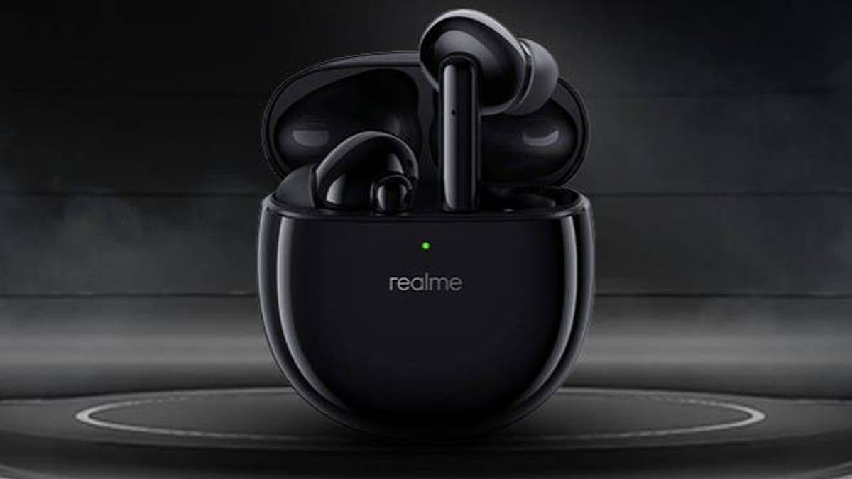 Черные беспроводные наушники Realme в футляре на темном фоне