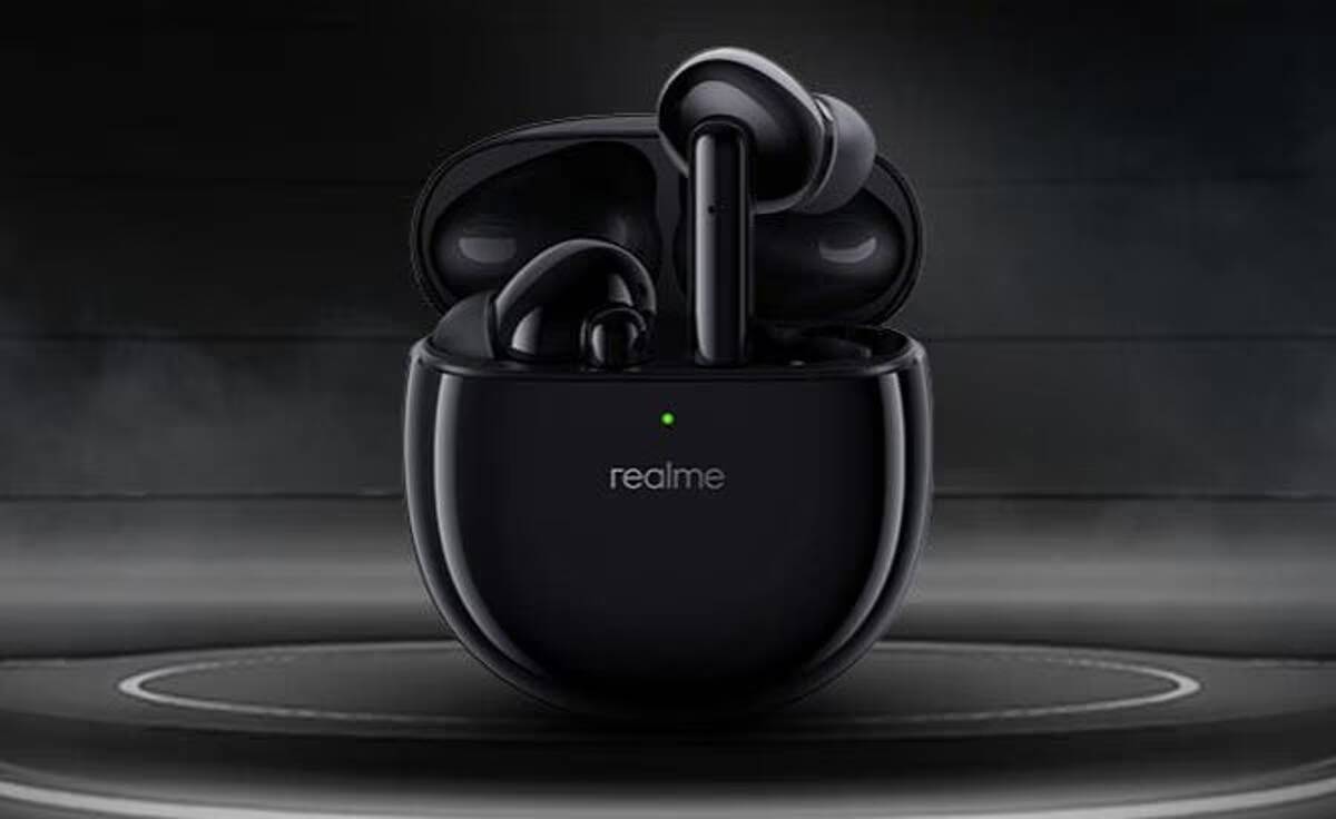 Черные беспроводные наушники Realme в футляре на темном фоне