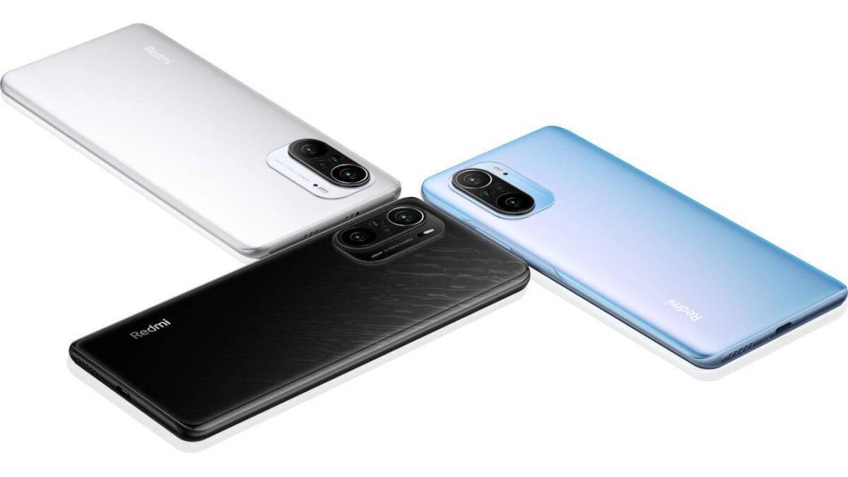 Три смартфона Redmi K40 в цветах: черный, белый и синий — обзор для мировой аудитории