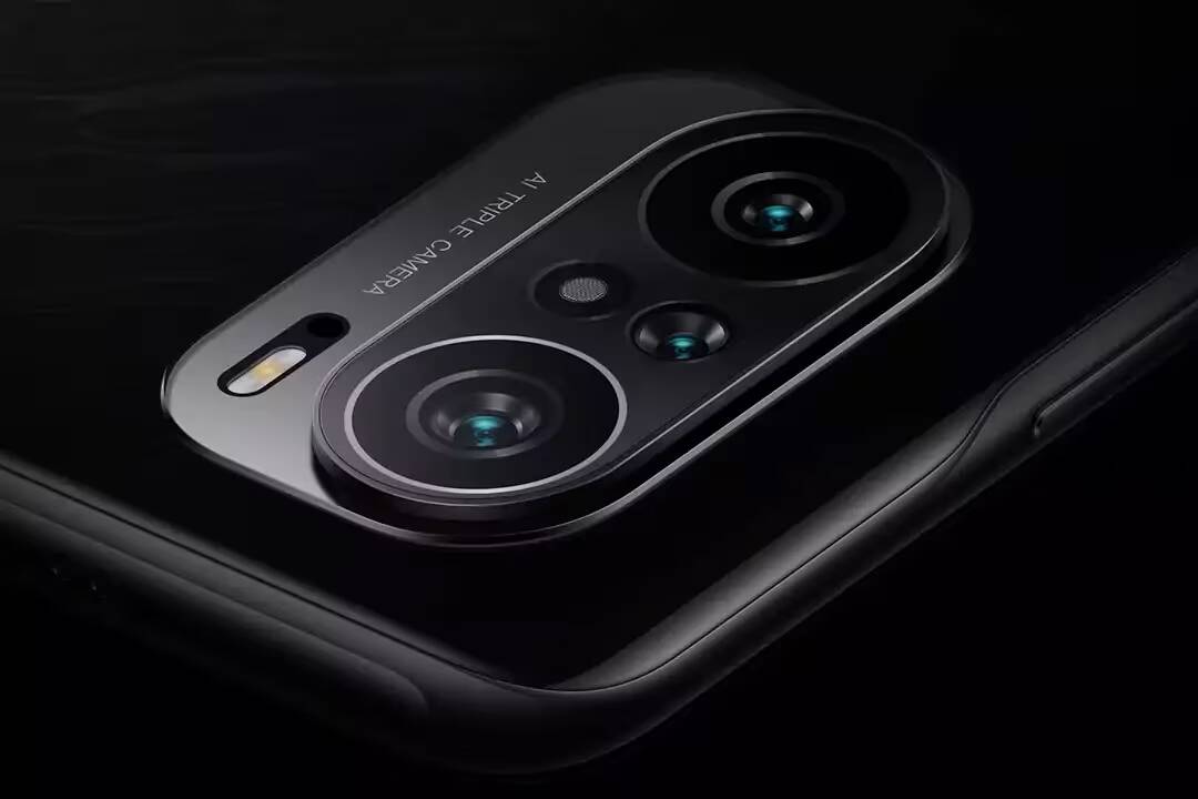 Задняя панель Redmi K40 с тремя камерами и флешкой
