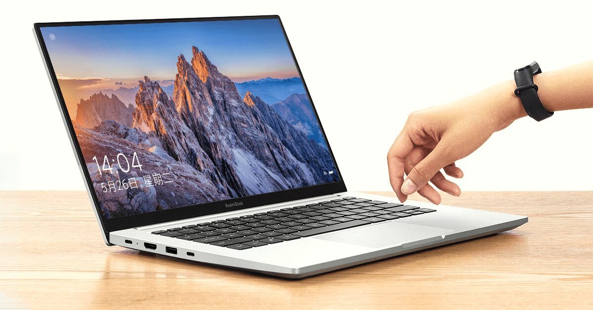 Ноутбук RedmiBook Pro открытый на деревянной поверхности