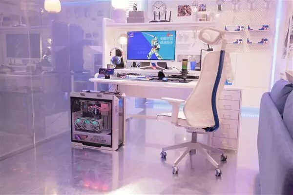 Asus и IKEA совместно создают мебель и аксессуары для геймеров 5 Рабочий стол с игровым компьютером Asus и кофейным столиком IKEA в современной игровой комнате